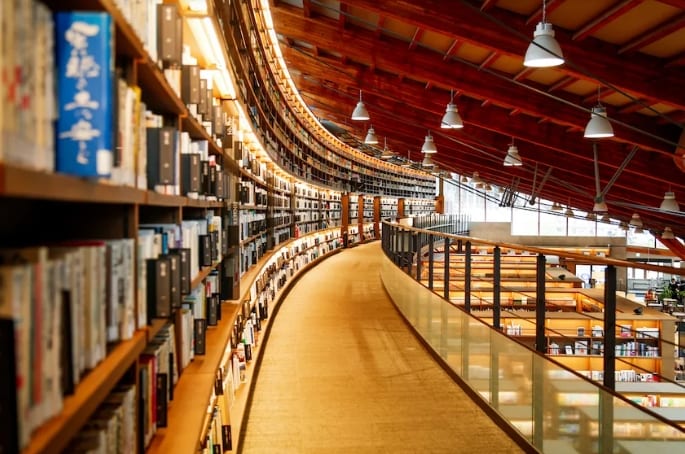 日本佐賀必訪景點～武雄市圖書館，蔦屋書店x星巴克咖啡進駐，書香與咖啡香縈繞的休憩空間！